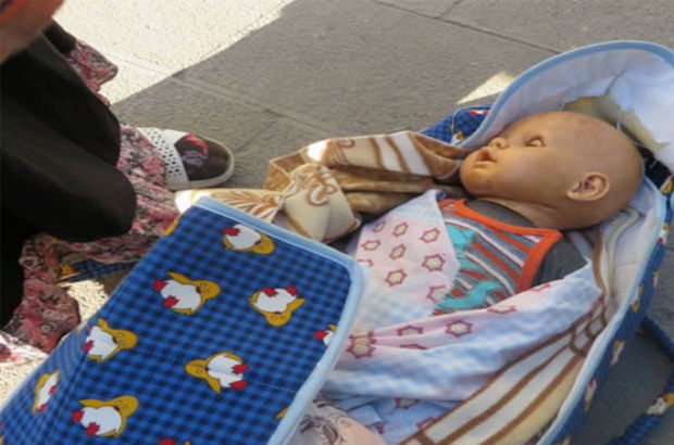 Dilenci kadının kucağındaki bebek oyuncak çıktı! Zabıtalara böyle yakalandı