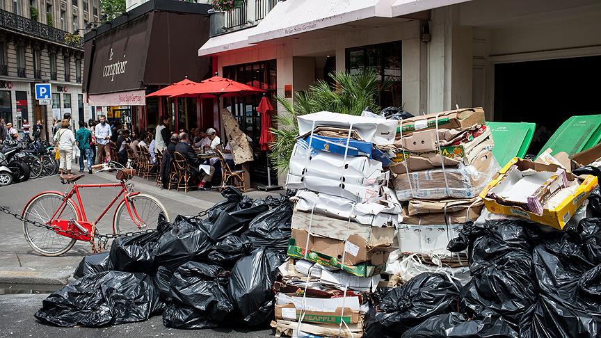 Paris sokaklarında 7 bin 600 ton çöp birikti