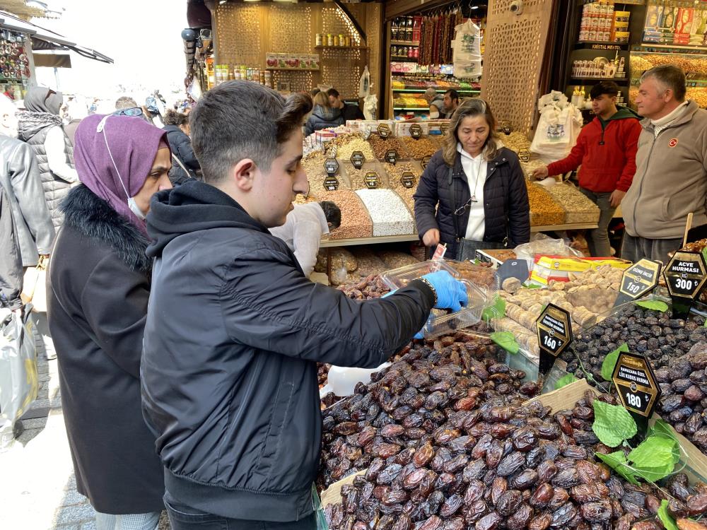 Ramazan öncesi Eminönü'nde yoğunluk: Fiyatlar nasıl?