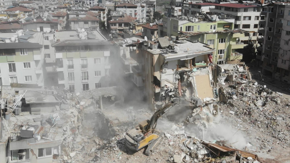 Hatay'da hasarlı binaların yıkımına devam ediliyor