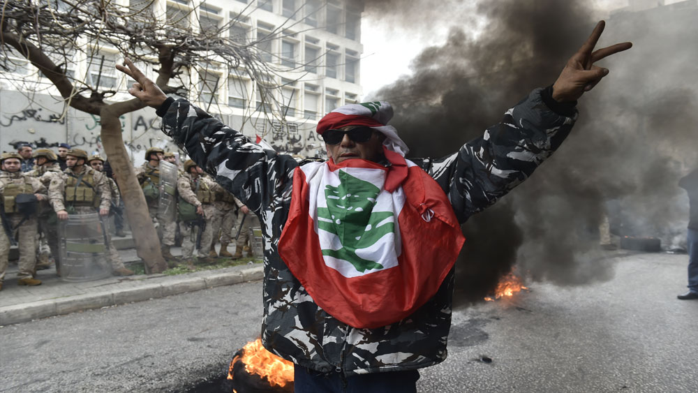 Lübnan'da emekliler sokağa indi! Ekonomik krizi protesto ettiler