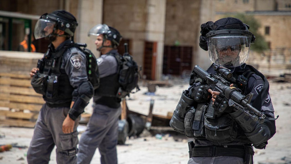İsrail polisi, Mescid-i Aksa'ya baskın düzenledi