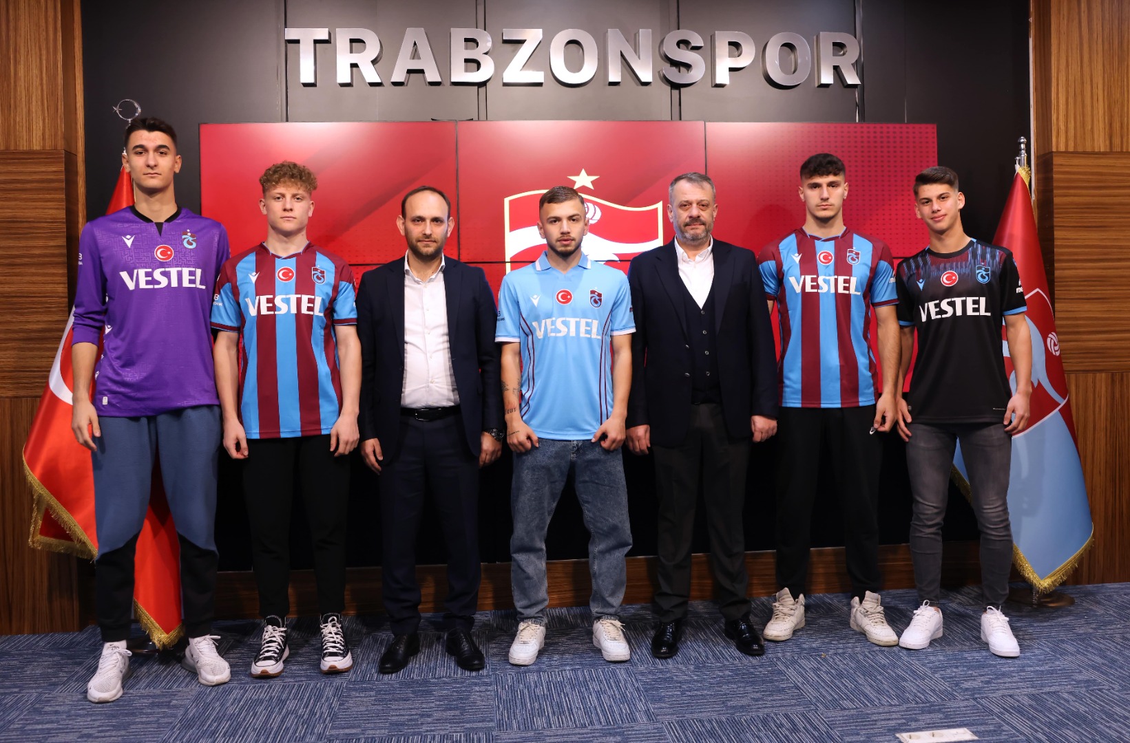 Trabzonspor'da 5 futbolcu ile imza atıldı