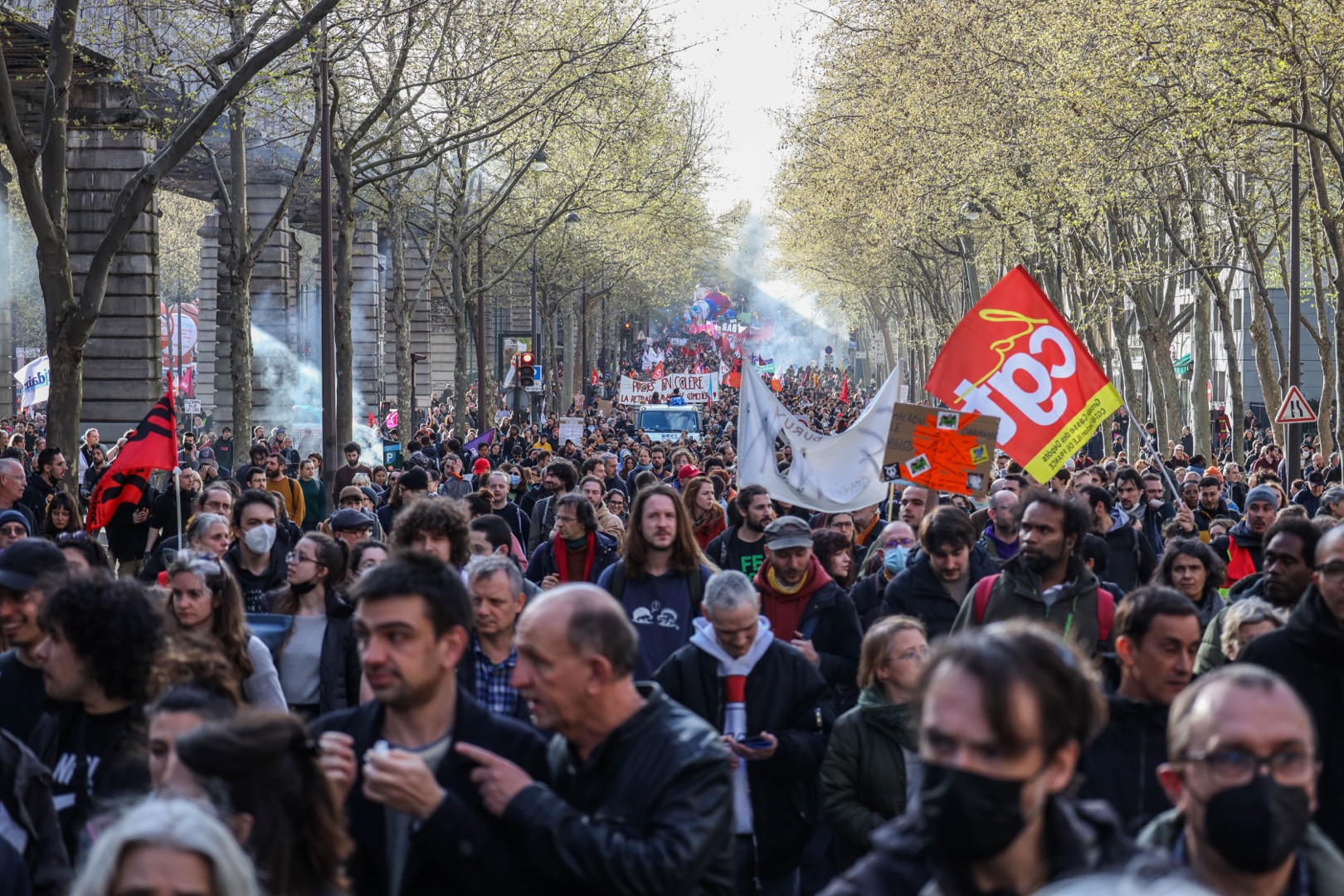 Emeklilik reformuna karşı sokaktalar! İşte Paris'te yaşananlar!