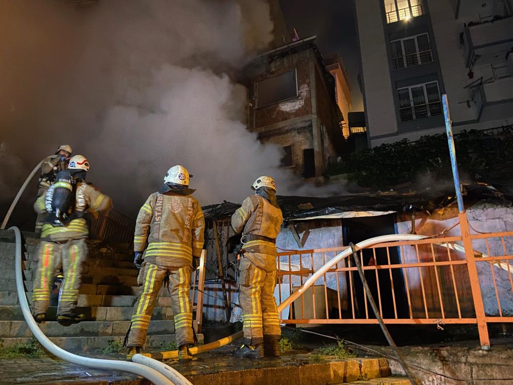 İstanbul'da gecekondu yangını: Facia atlatıldı