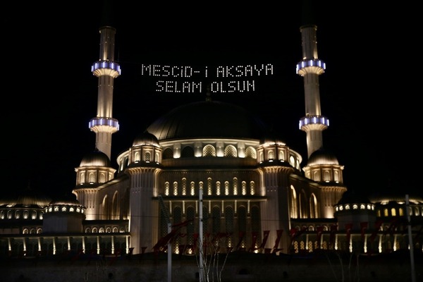 Taksim Camisi'ne ''Mescid-i Aksa'ya selam olsun''mahyasıyla süslendi