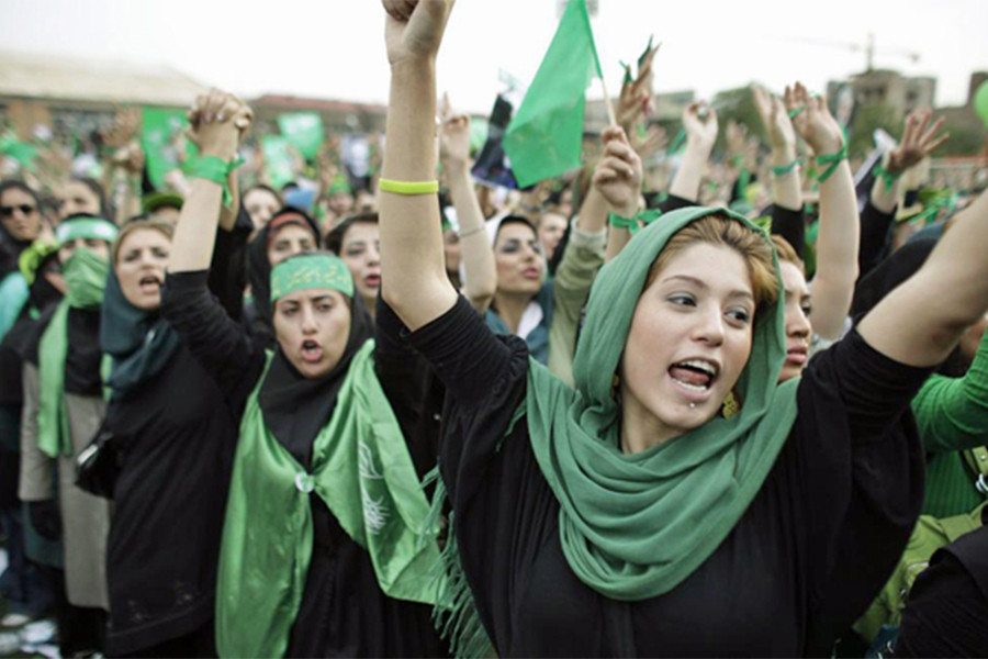 İran'da başörtüsü takmayan kadınları bulmak için sokaklara güvenlik kamerası yerleştirilecek