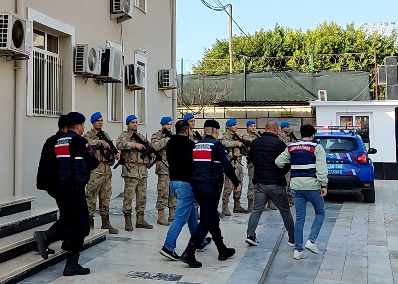 Mersin'de jandarmanın düzenlediği kökünü kurutma operasyonunda 25 tutuklu