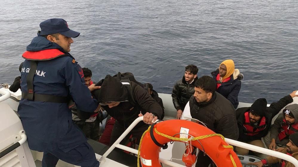 Yunanistan'ın geri ittiği 31 göçmen kurtarıldı