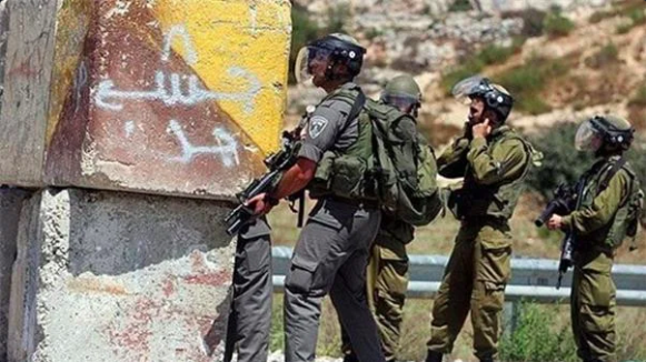 Bir grup Yahudi yerleşimci Ramallah ve El-Bire kentlerinin girişlerini kapattı