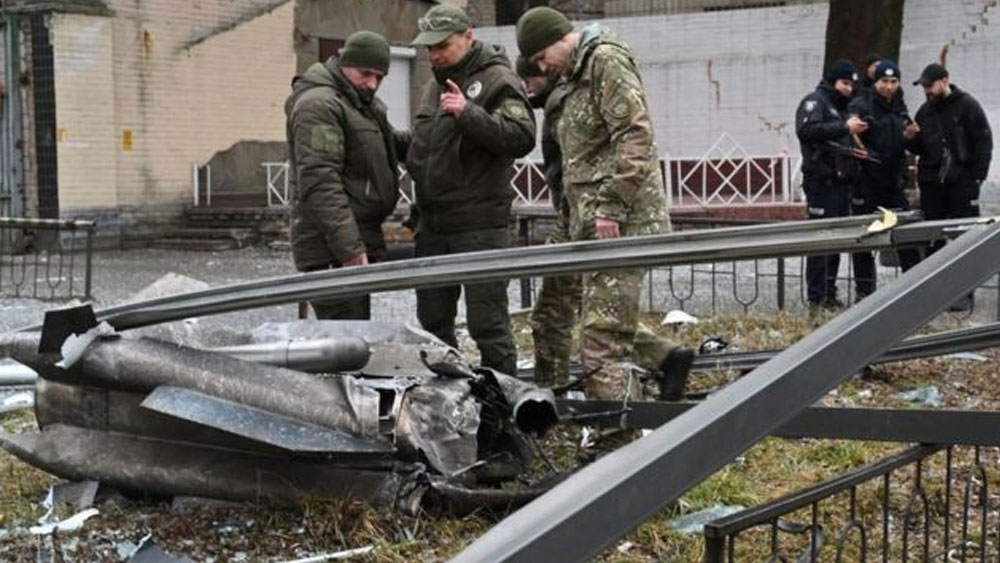 Ukrayna askerleri, ele geçirilen teçhizatları inceledi