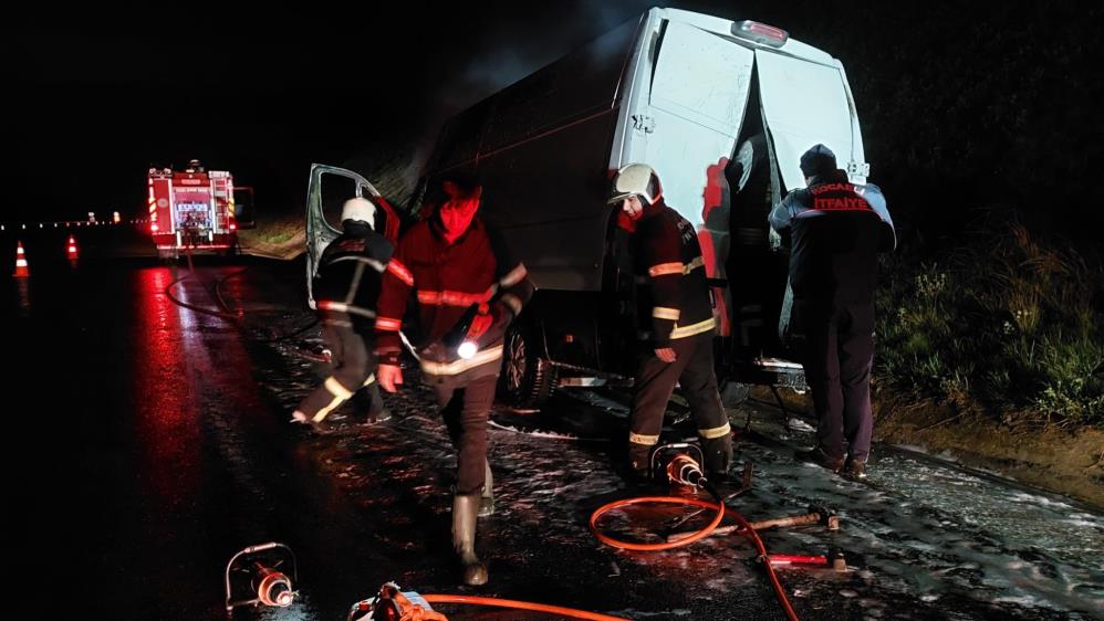 Kuzey Marmara Otoyolu'nda minibüs alev alev yandı