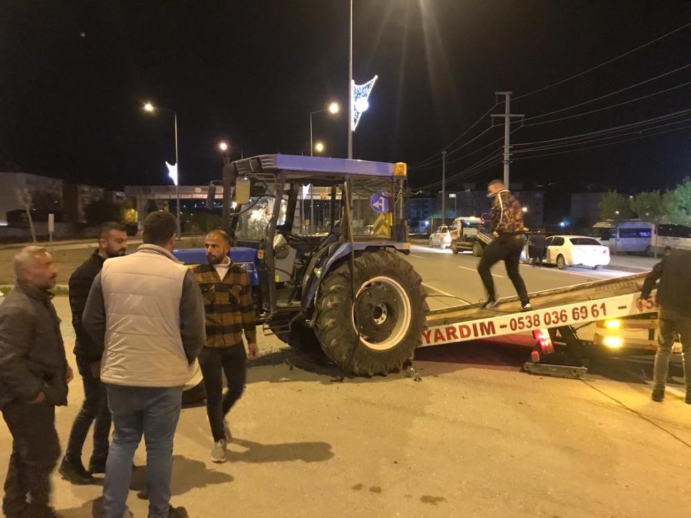 Otomobil traktöre çarptı: 6 yaralı