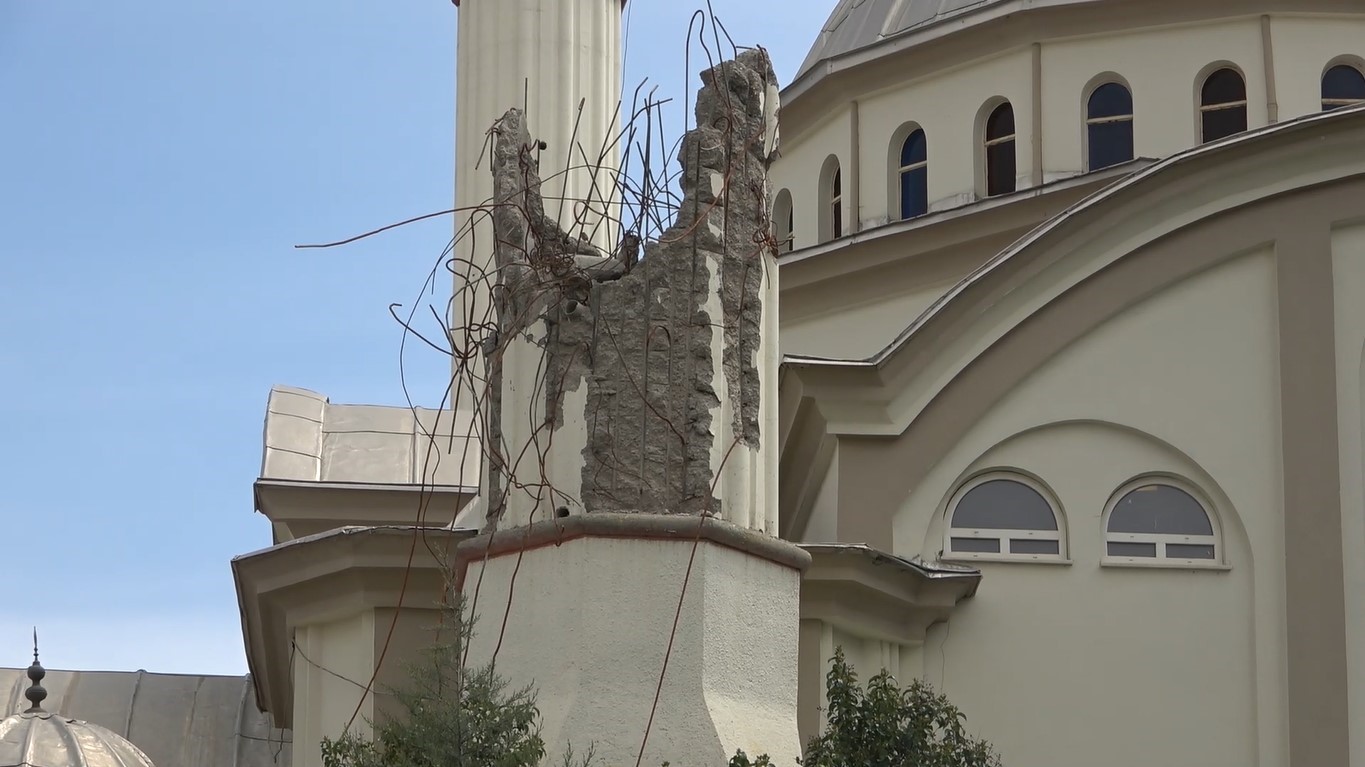 Camide korkutan görüntü: Minare yıkıldı