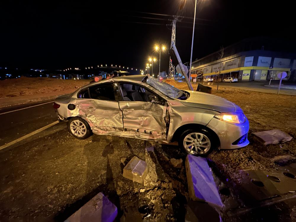 Elazığ'da TIR'la otomobil çarpıştı: 3 yaralı