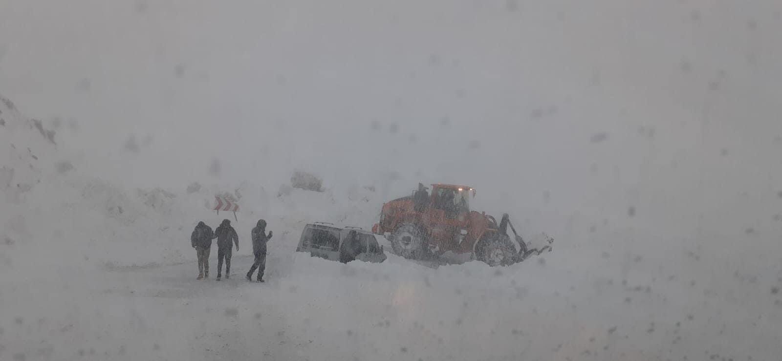 Karda mahsur kalan 4 kişi kurtarıldı