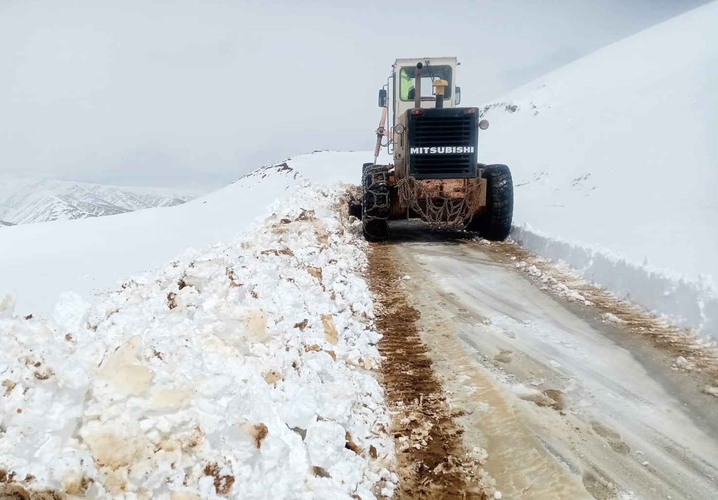 Van’da yol yapım ve karla mücadele çalışması