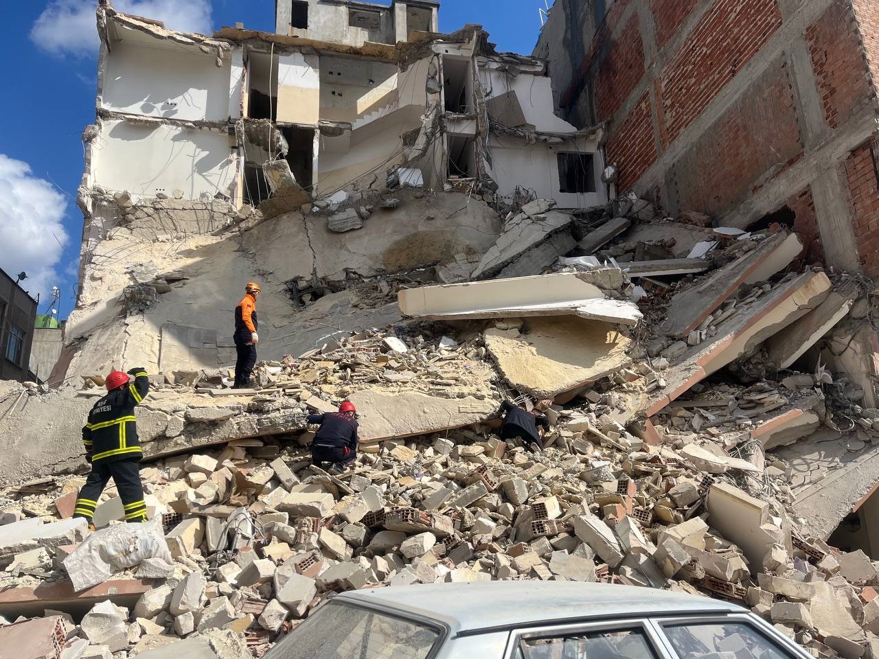 Kilis'te ağır hasarlı bir bina çöktü