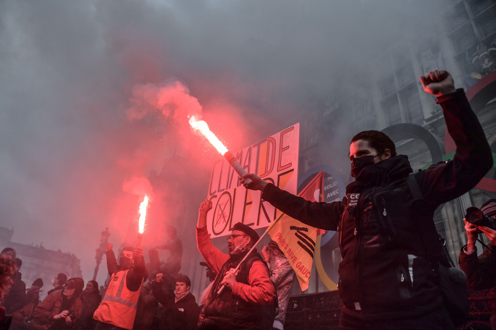 Fransa sokakları yeniden alev alev yanıyor: Tartışmalı yasaya karşı öfke yükselmekte