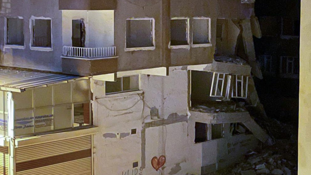 Diyarbakır’da bir kısmı çöken binanın yıkımı tamamlandı