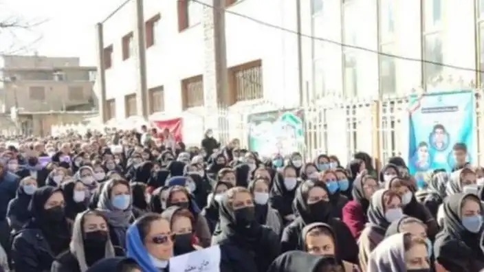 İran'daki okullarda toplu zehirlenme vakalarıyla ilgili protesto gösterisi düzenlendi