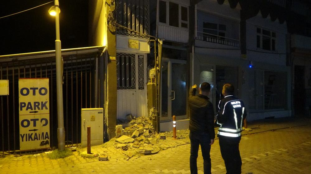 Malatya'da hasarlı binada göçük