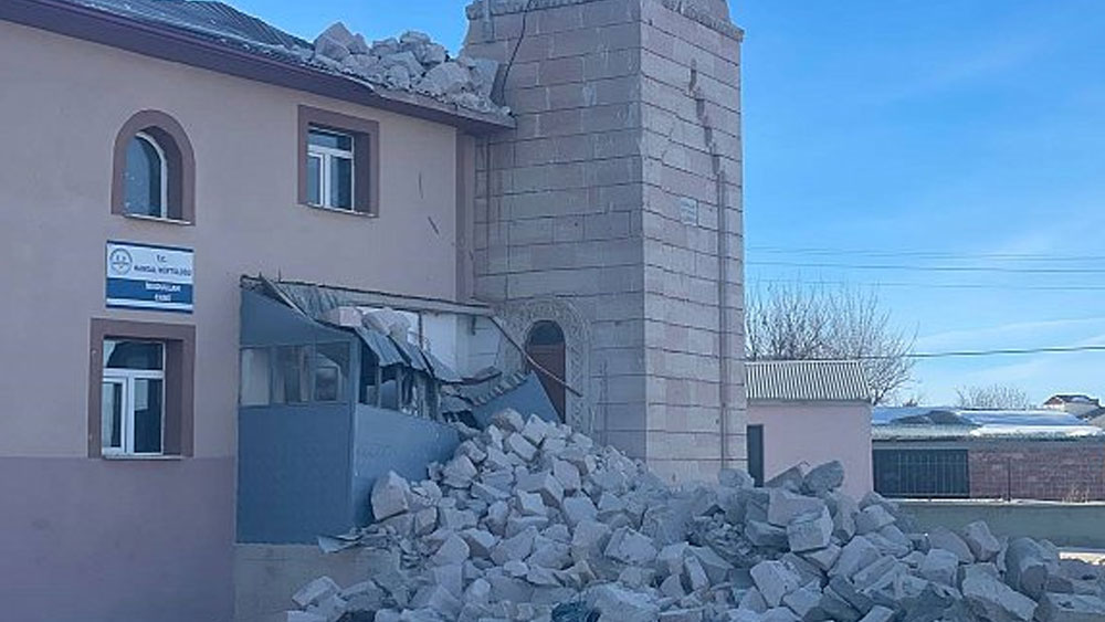 Batman’da cami minaresi kontrollü olarak yıkıldı