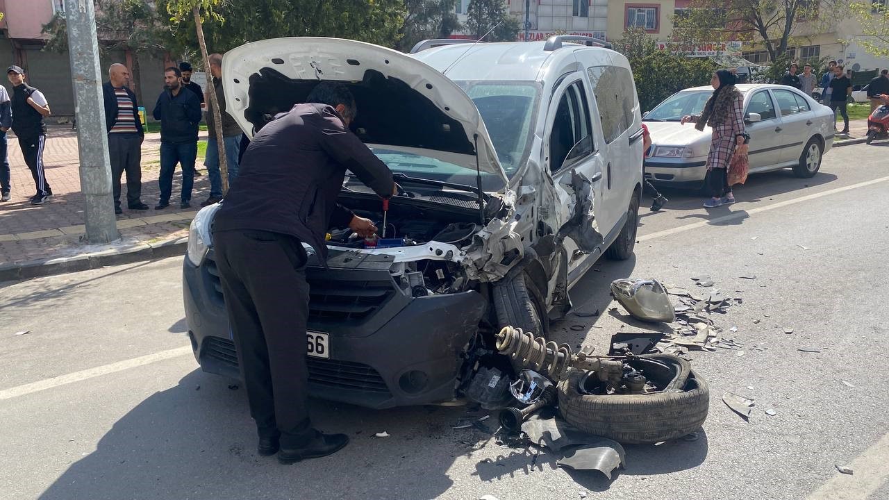 Gaziantep’te iki araç kafa kafaya çarpıştı: 8 yaralı
