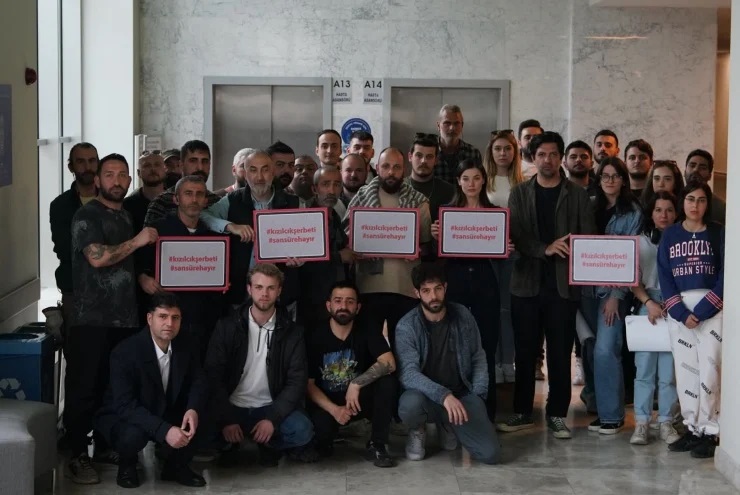 Yargı dizisinin set ekibi 'Kızılcık Şerbeti'ne verilen cezayı protesto ettiler