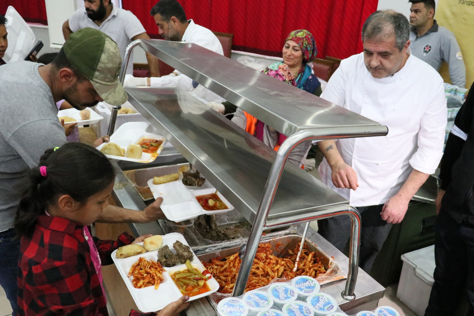 İtalyan gemisinin şefleri depremzedeler için iftar hazırladı