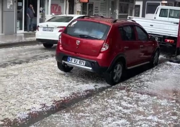 İzmir’de dolu yağışı: Sokaklar beyaza büründü!