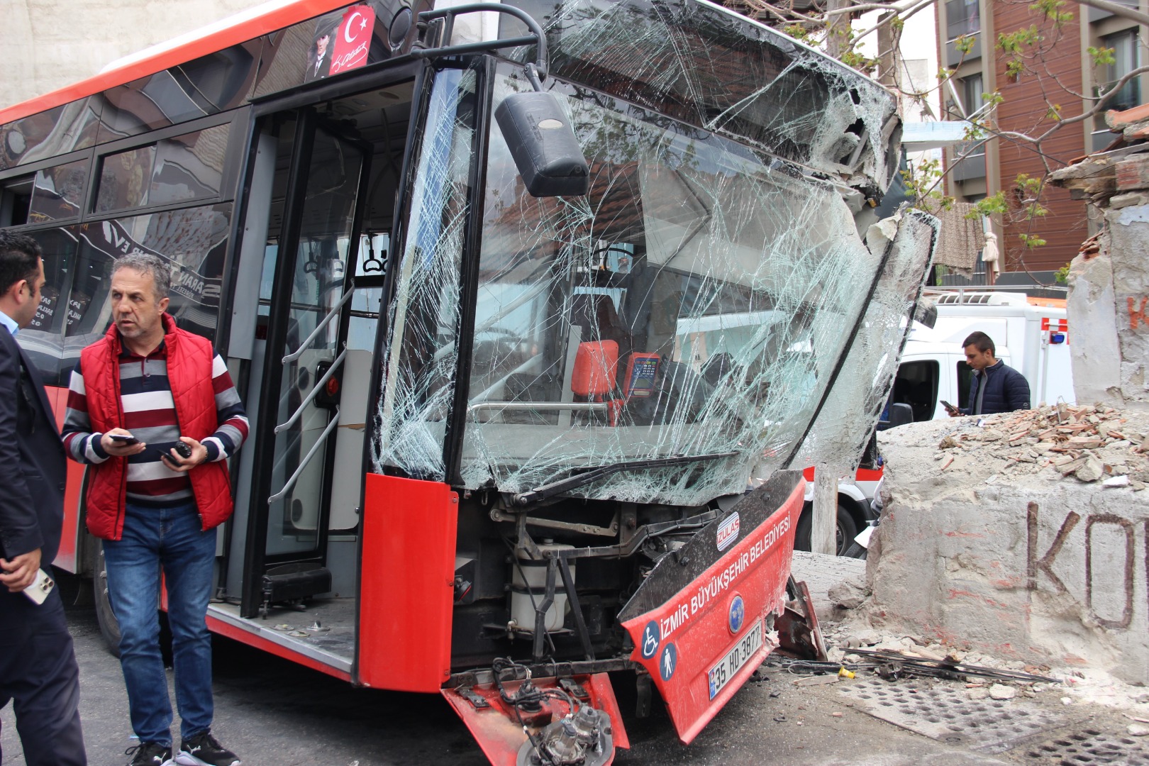 Kontrolden çıkan belediye otobüsü duvara çarptı: 10 yaralı