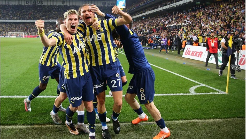 Fenerbahçe yine geriden gelip Başakşehir'i devirdi