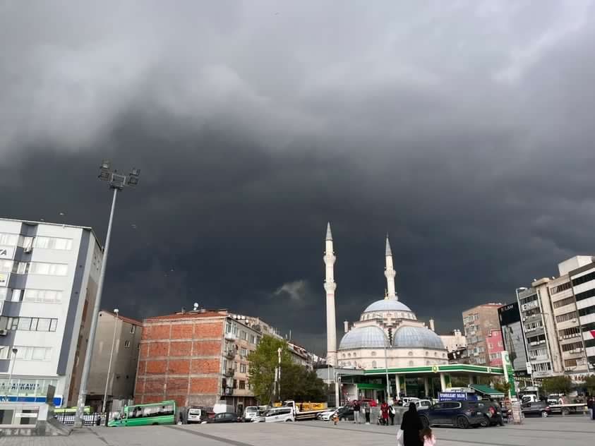 İstanbul'da aniden bastıran dolu zor anlar yaşattı