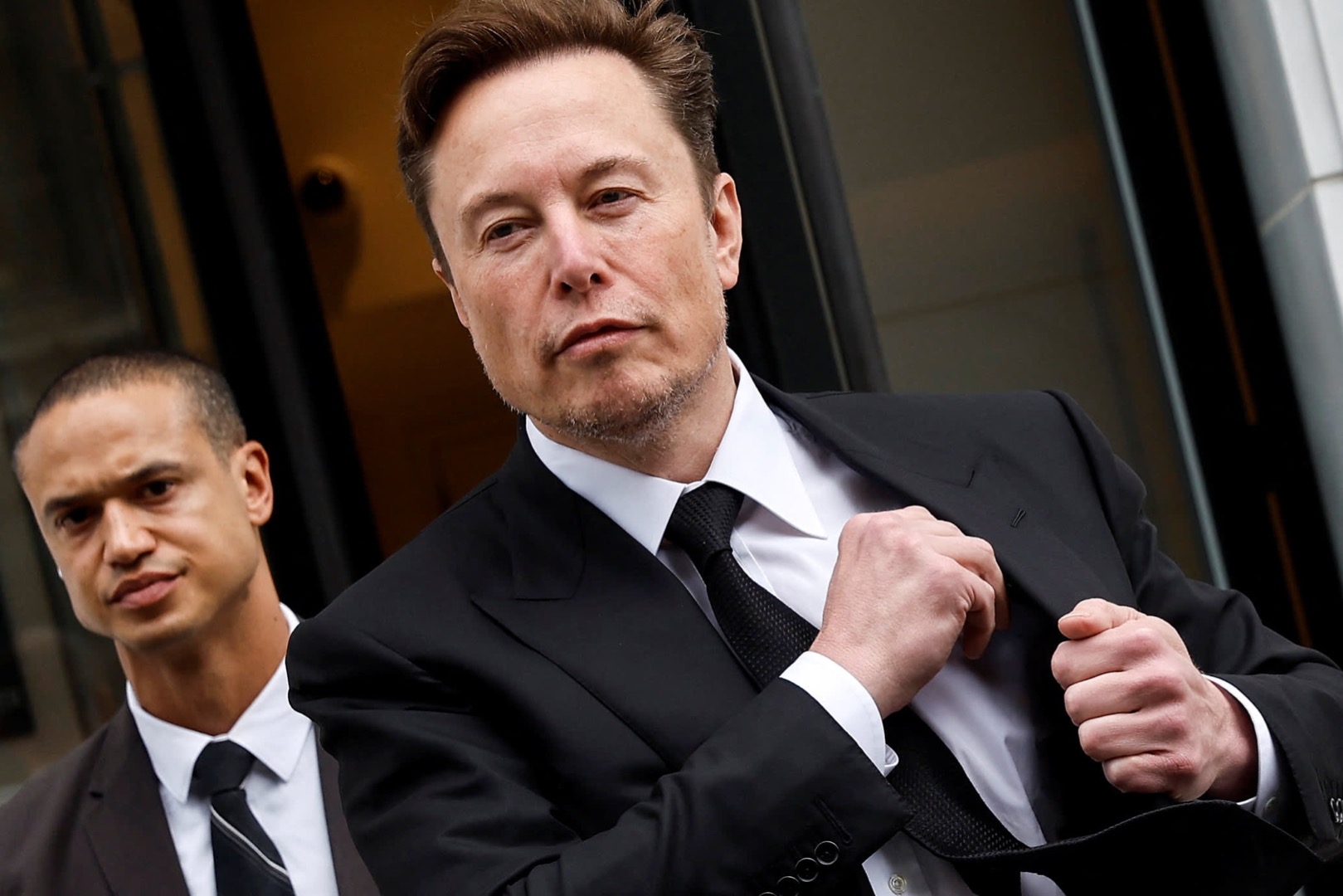 Elon Musk atılımını yaptı! Twitter'dan mavi tii kaldırdı