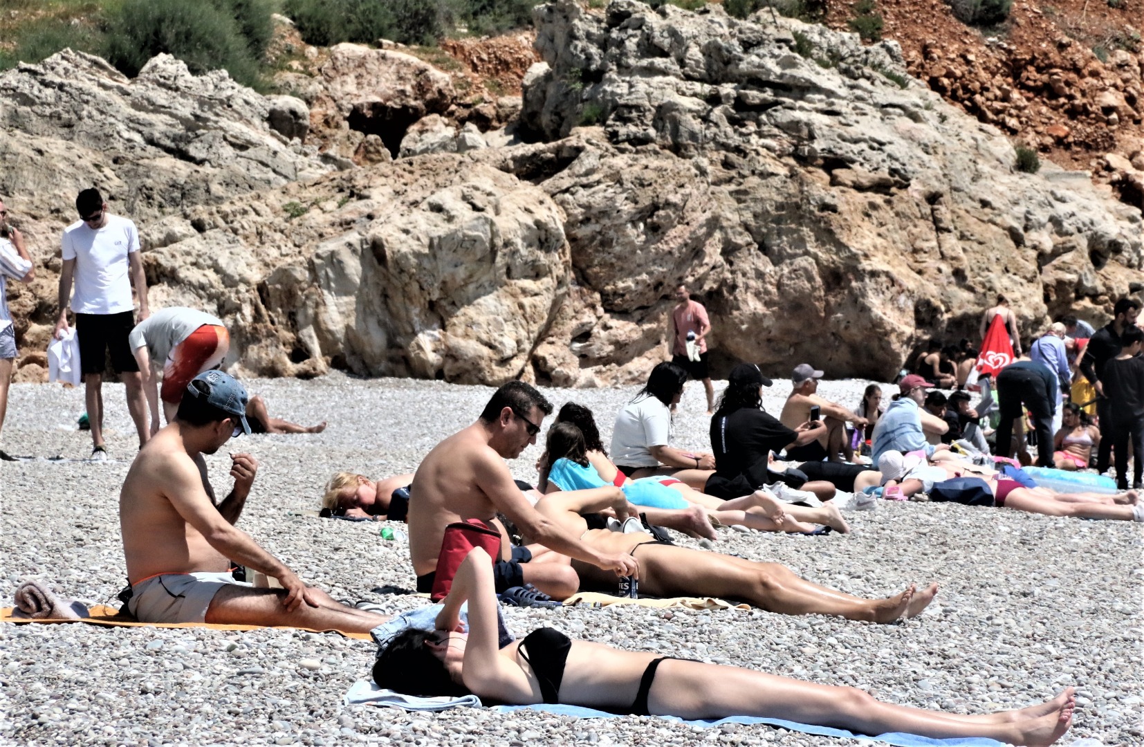 Antalya'da dünyaca ünlü sahilde bayram yoğunluğu yaz aylarını aratmadı