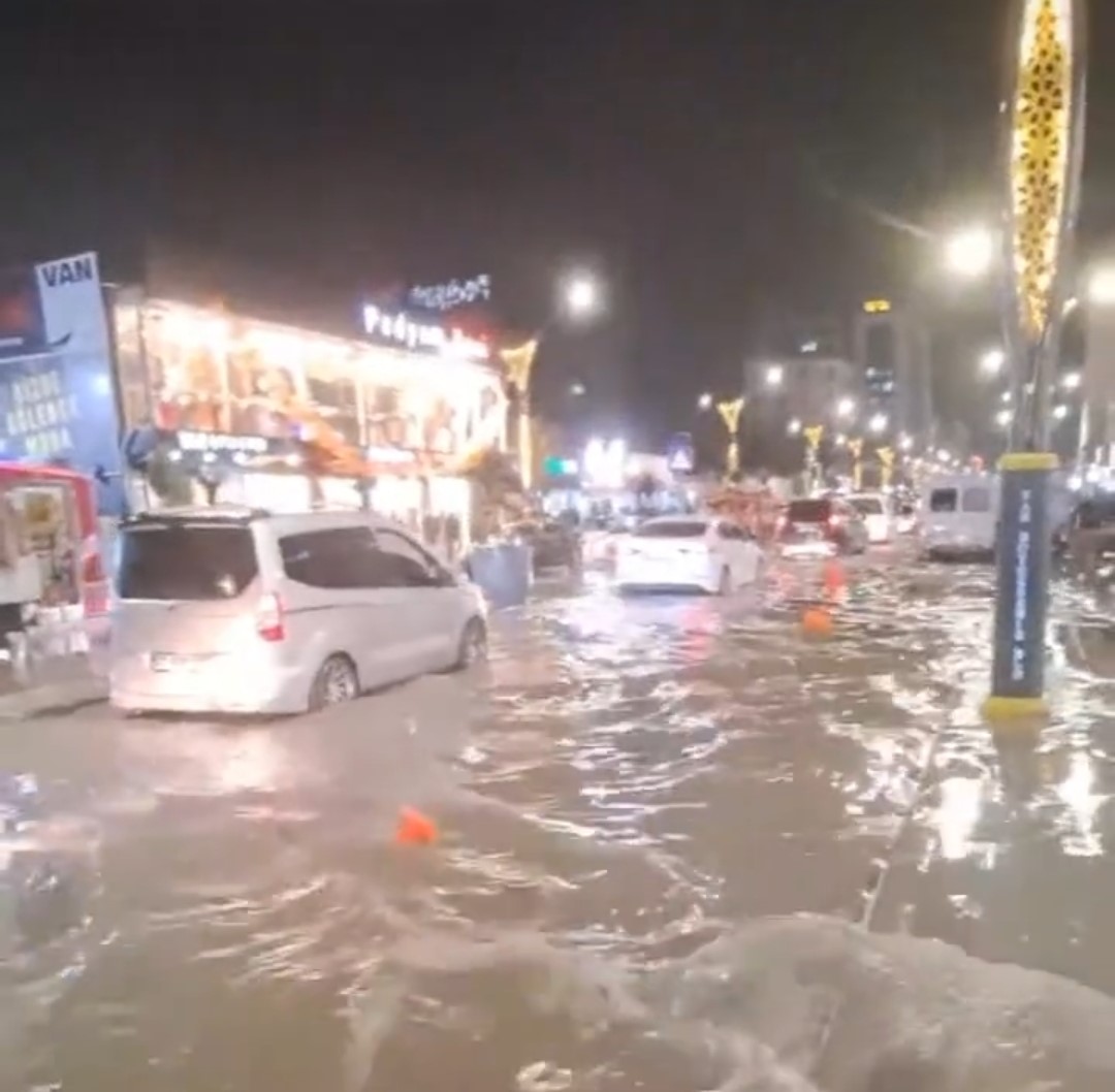 Van’da sağanak yağış etkili oldu cadde ve sokaklar göle döndü