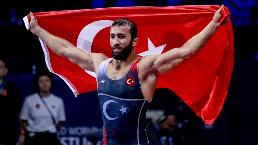 Milli güreşçi Burhan Akbudak, Avrupa Şampiyonası'nda finale yükseldi