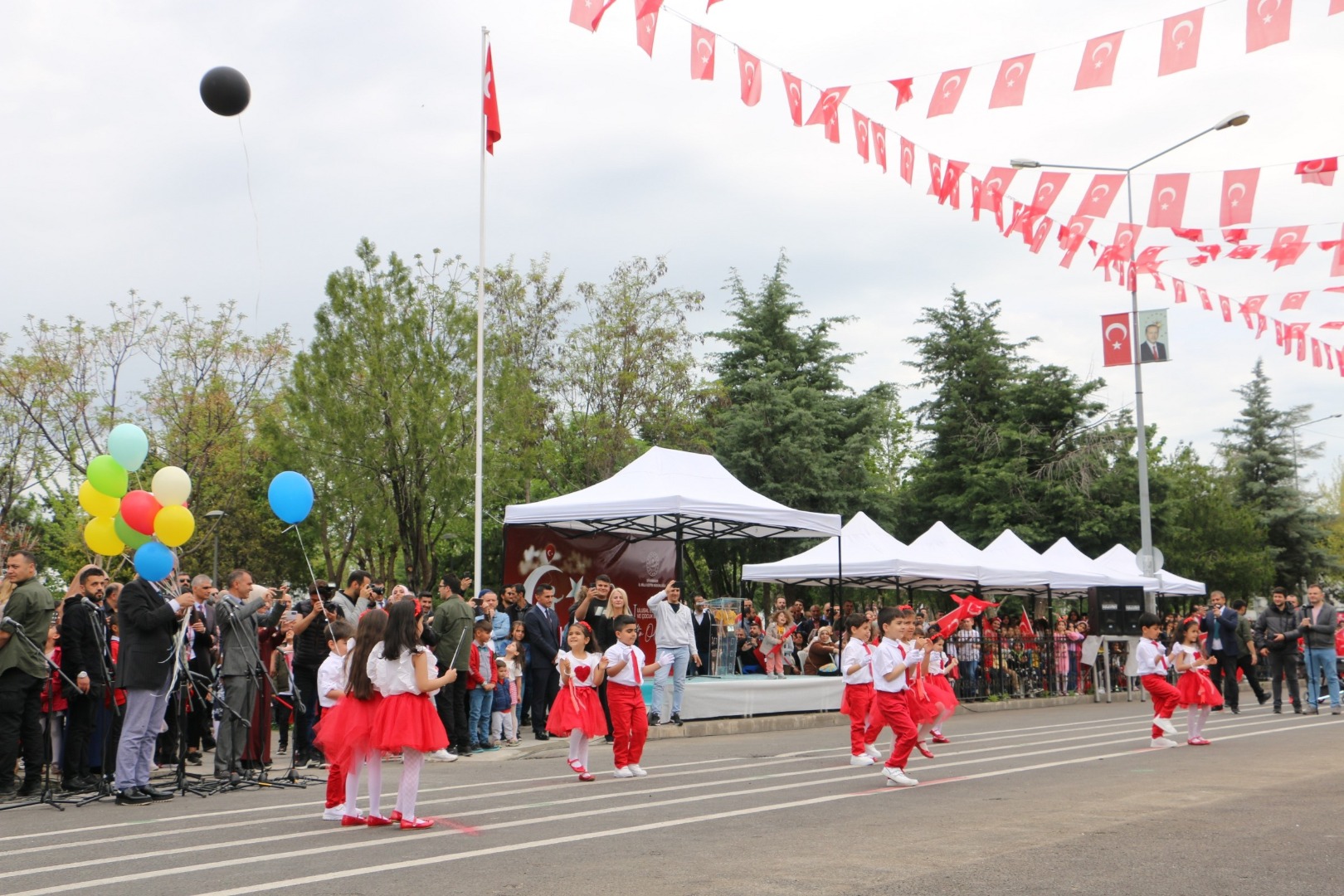 Diyarbakır’da çocuklar iki bayramı bir arada  kutladı