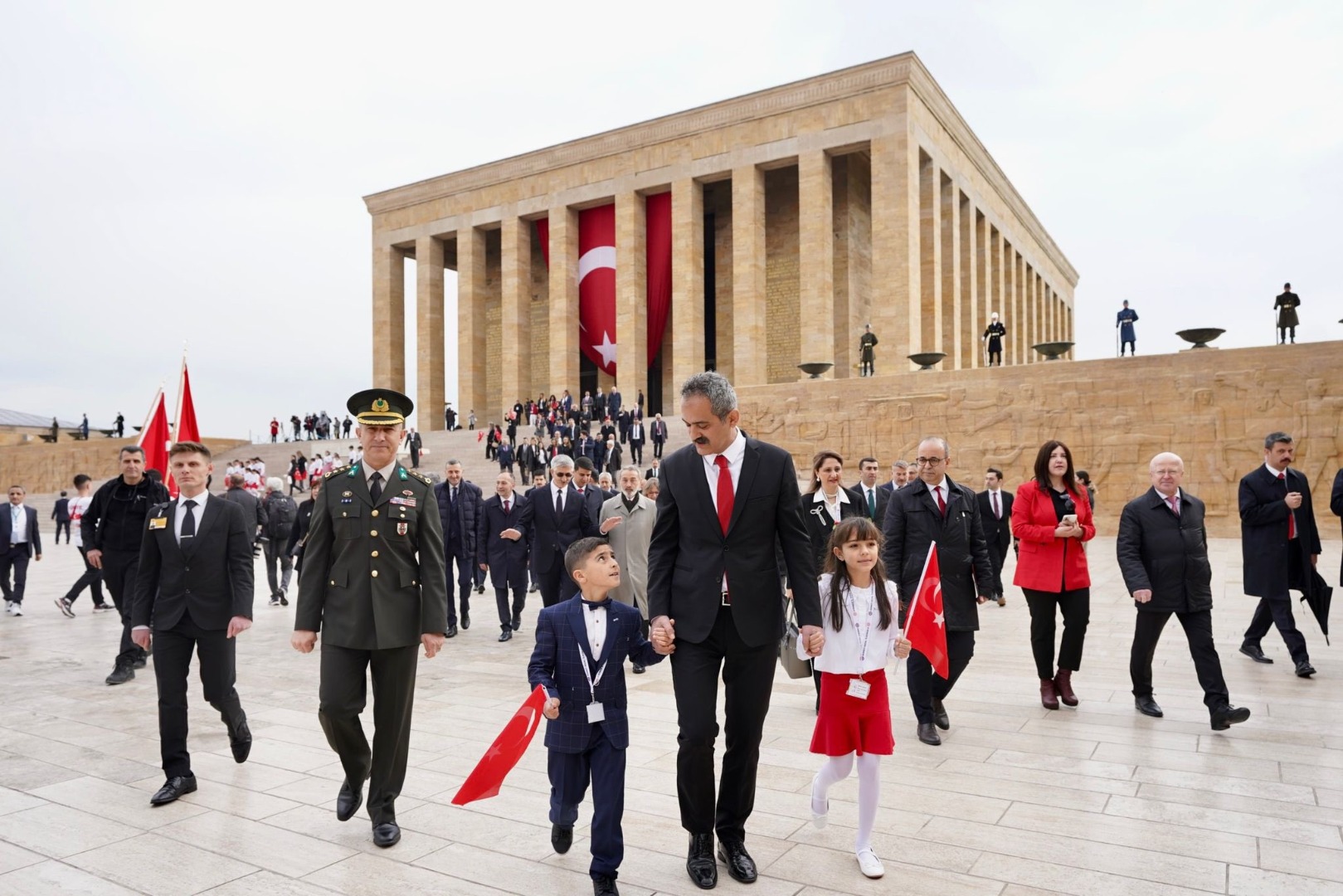 Milli Eğitim Bakanı Özer, çocuklarla birlikte Anıtkabir'de