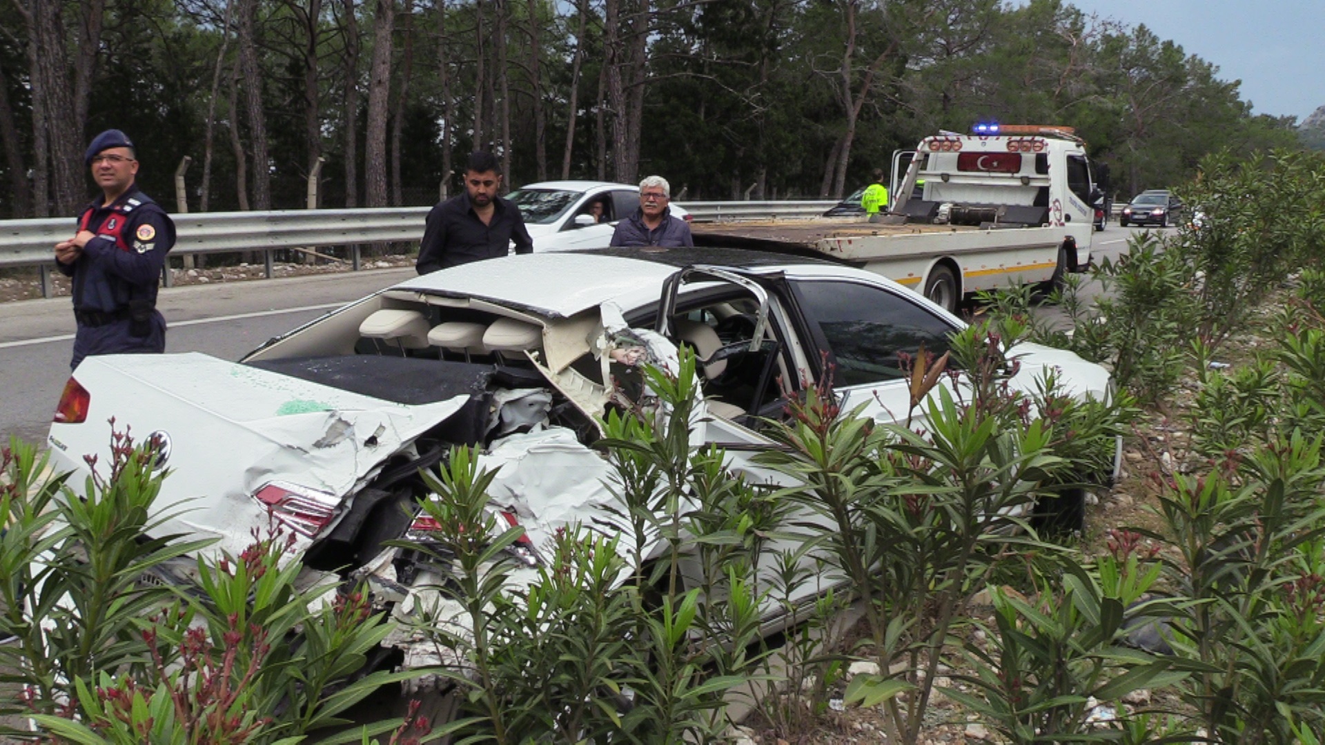 Antalya'da midibüs ile otomobil çarpıştı: 4 yaralı!