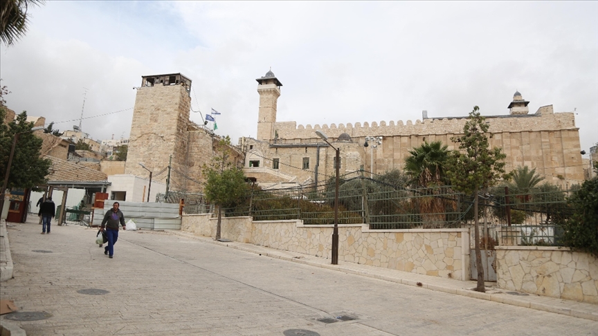 Filistin, El Halil'deki Harem-i İbrahim Camisi'ne İsrail bayrağı dikilmesini kınadı