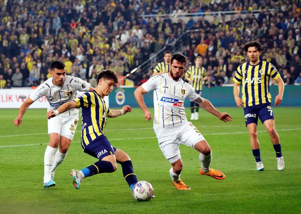 Fenerbahçe İstanbulspor'la berabere kalarak zirve yarışında yara aldı