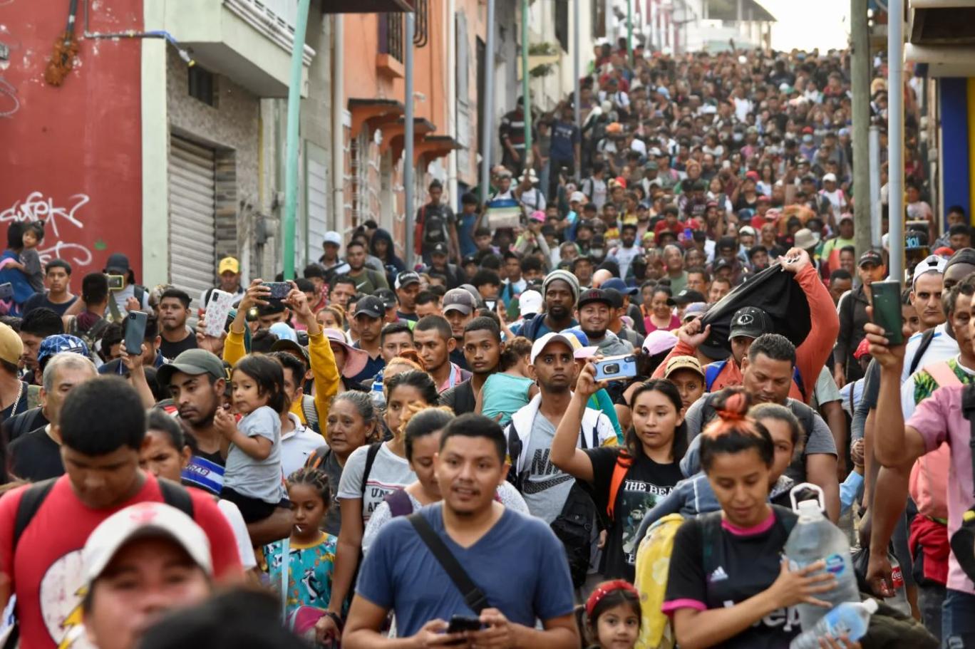 Meksika'da binlerce göçmen başkente doğru yürüyor