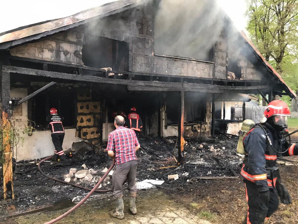 Sakarya'da yangın: Ev kullanılamaz hale geldi
