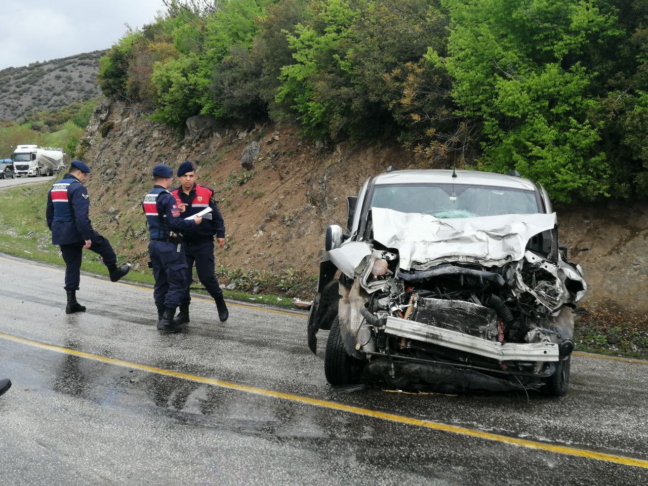 Tokat’ta hafif ticari araçla kamyon çarpıştı: 7 yaralı