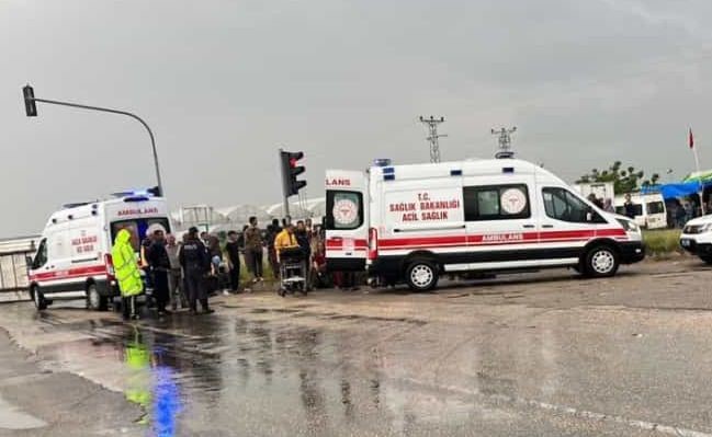 Adana’da işçileri taşıyan minibüs devrildi: 9 yaralı!