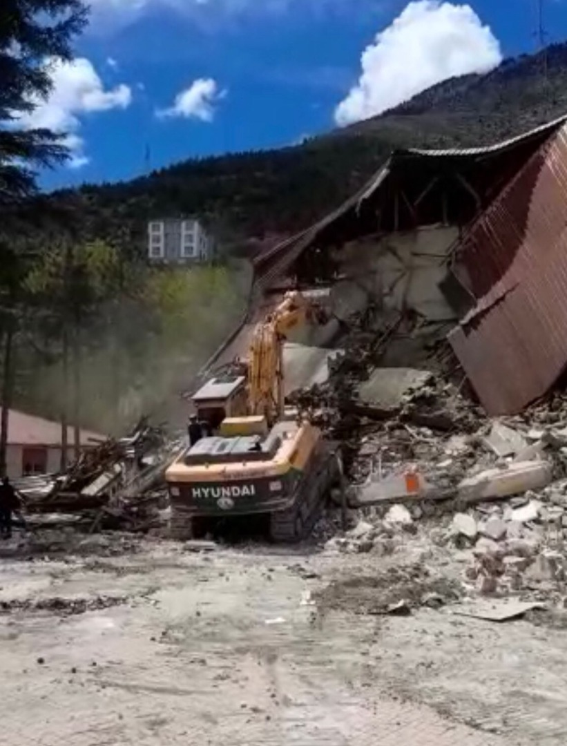 Depremde hasar gören kaymakamlık binası yıkıldı