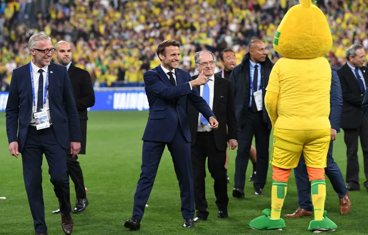 Macron, Fransa Kupası final maçında tribünlerin gazabına uğradı! Fransa'da emeklilik reformuna sert tepki