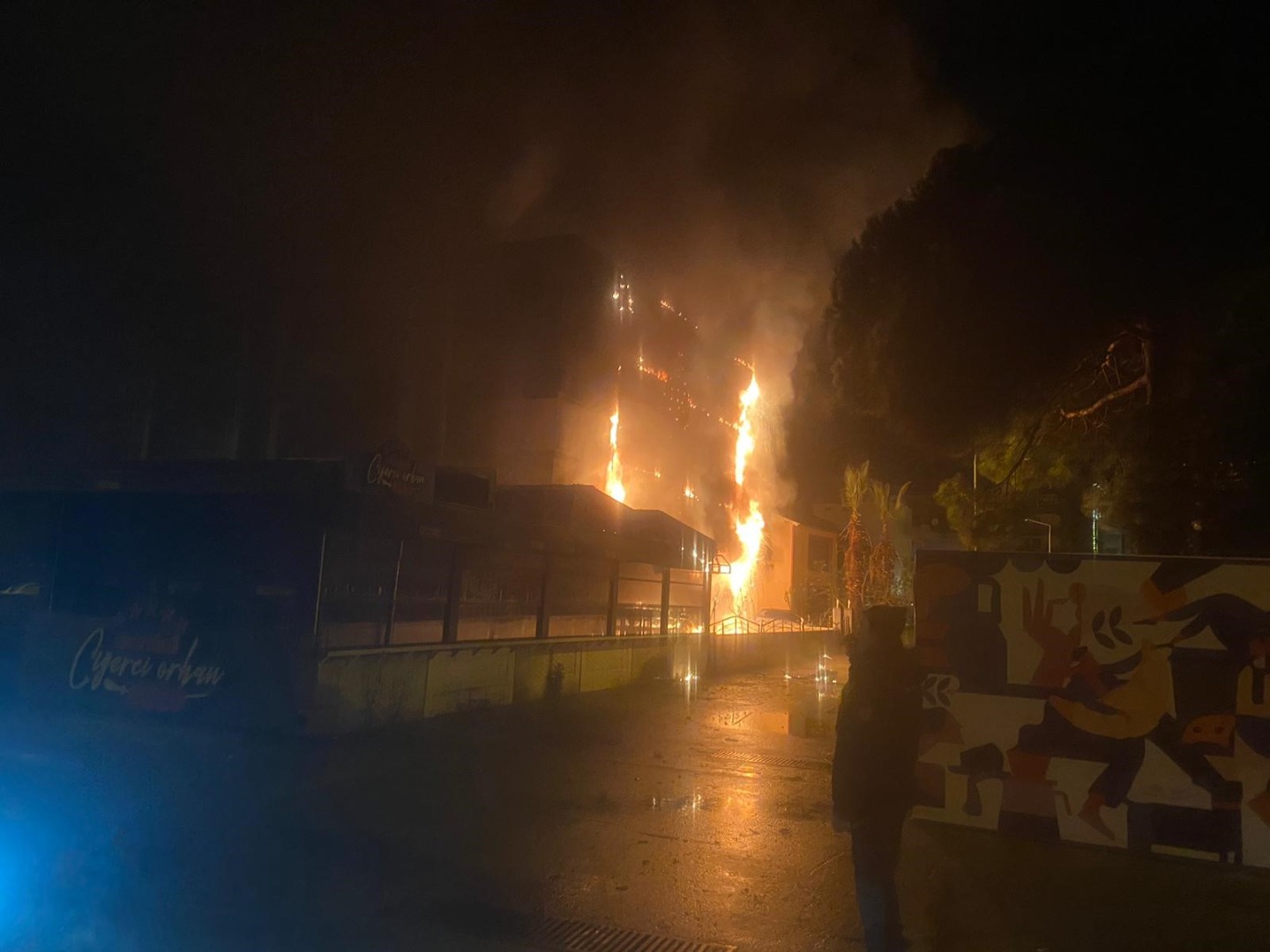 Samsun'da lokantada çıkan yangın evlere sıçradı